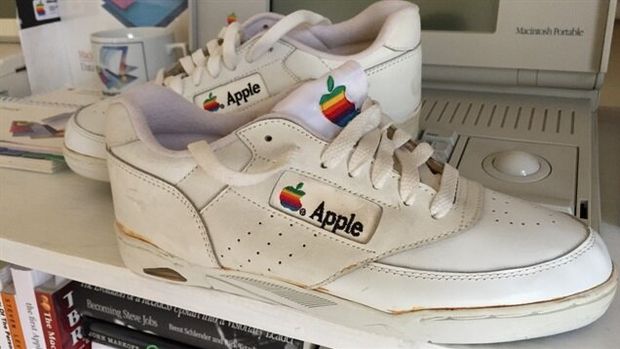 Apple marka ayakkabı açık artırmaya çıkarıldı
