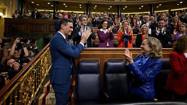 İspanya'da azınlık sol koalisyon güvenoyu aldı