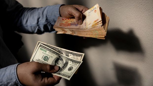 Arjantin pesosu, dolar karşısında yüzde 50'den fazla devalüe edilecek