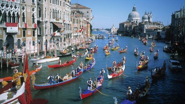 Venedik'te 'ayakbastı' parası 