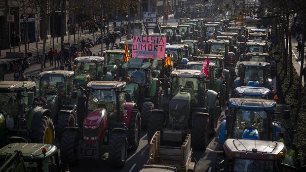 İspanyol çiftçiler 27 bin traktörle yollara döküldü
