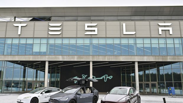 Tesla'nın Almanya'daki fabrikasında 'yangın' nedeniyle üretime ara  