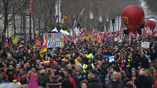 Fransızlar tartışmalı emeklilik reformunu protesto etti