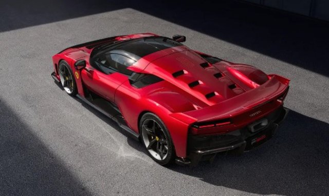 Ferrari en yeni ve pahalı modelini tanıttı