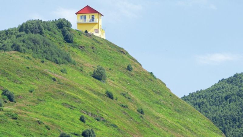 Orada Bir Ev Var Uzakta