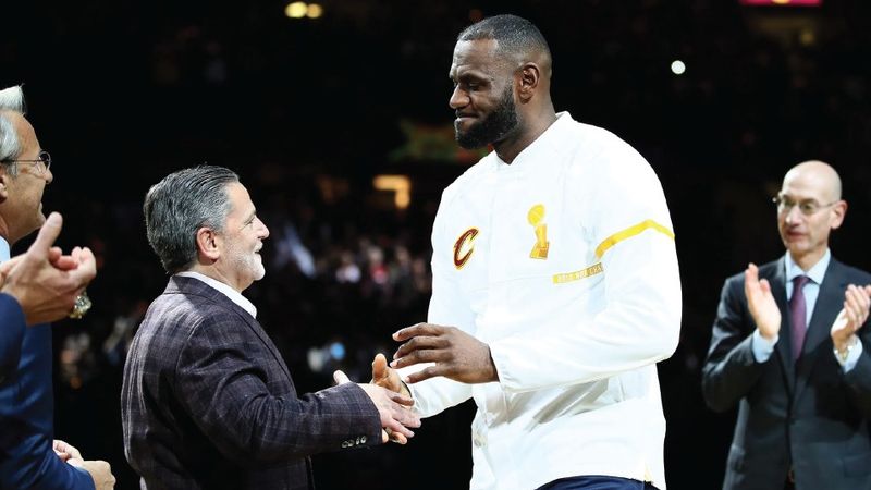 Cavaliers’in Sahibi Dan Gilbert Milyarlarını Bağışlamak ve Yeniden Yürümek İstiyor