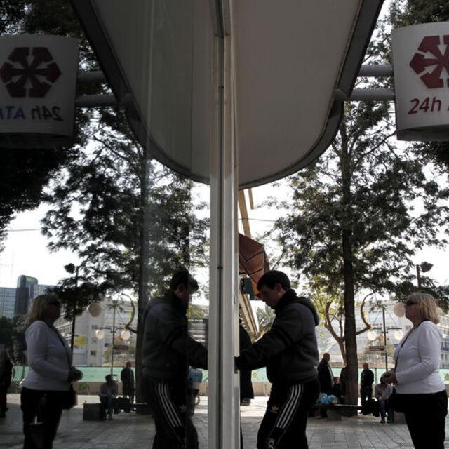Güney Kıbrıs bankaları kapalı kalmaya devam ediyor - 13 yıl önce