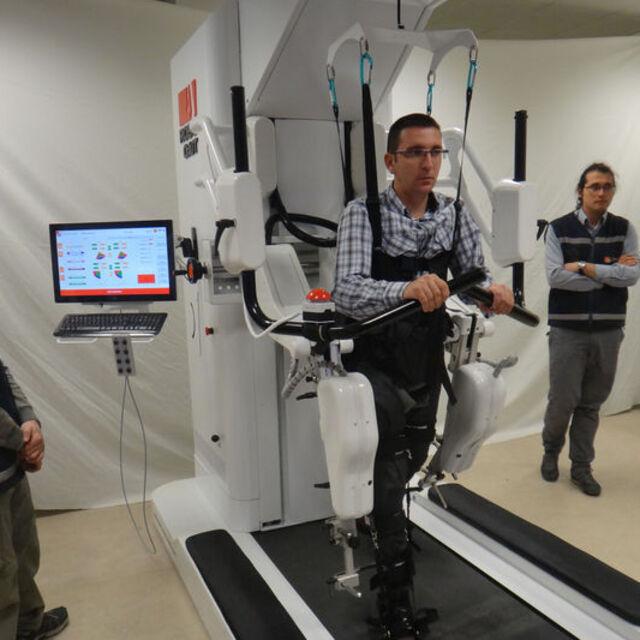 Türk bilim insanları, felçli hastalar için robot üretti - 13 yıl önce