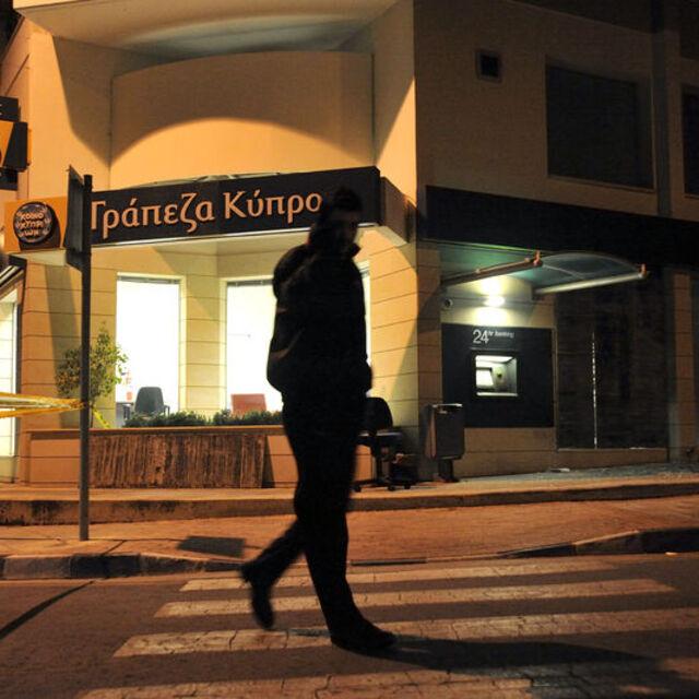 IMF Güney Kıbrıs'ın kurtarma paketini onayladı - 13 yıl önce