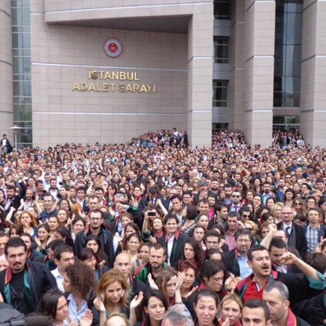 Avukatlar İstanbul Adliyesi'nin önünde - 13 yıl önce