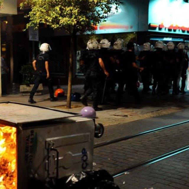"Eylül'de Gel"e polis müdahalesi - 13 yıl önce