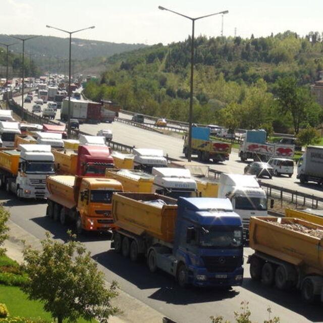 Kamyoncular eyleme çıktı, İstanbul kilitlendi - 13 yıl önce