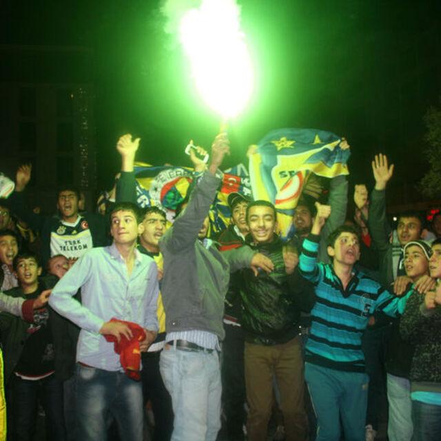 Fenerbahçe'de coşku, Galatasaray'da protesto - 12 yıl önce