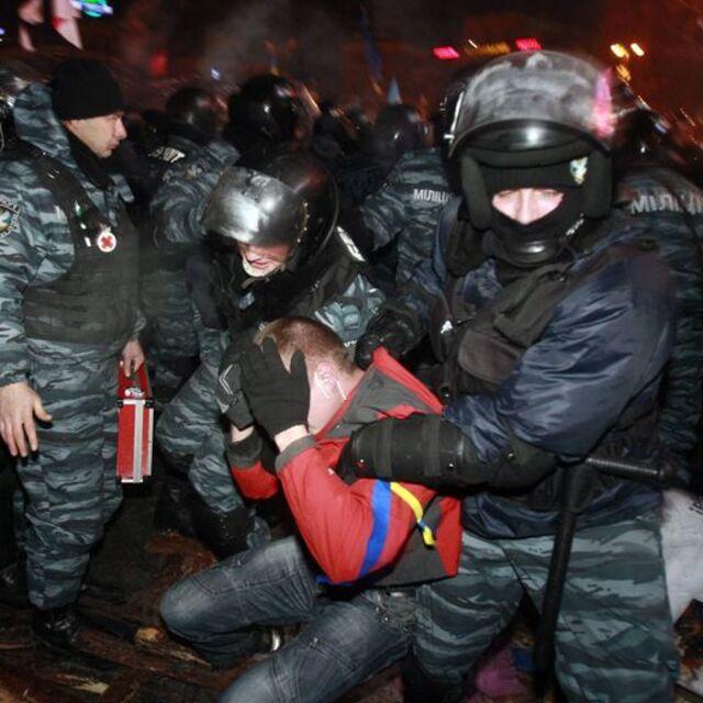 Ukrayna polisinden eylemcilere "şafak baskını" - 12 yıl önce