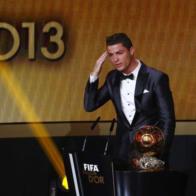 Ronaldo bir kere daha Altın Top sahibi oldu, gözyaşlarını tutamadı - 12 yıl önce