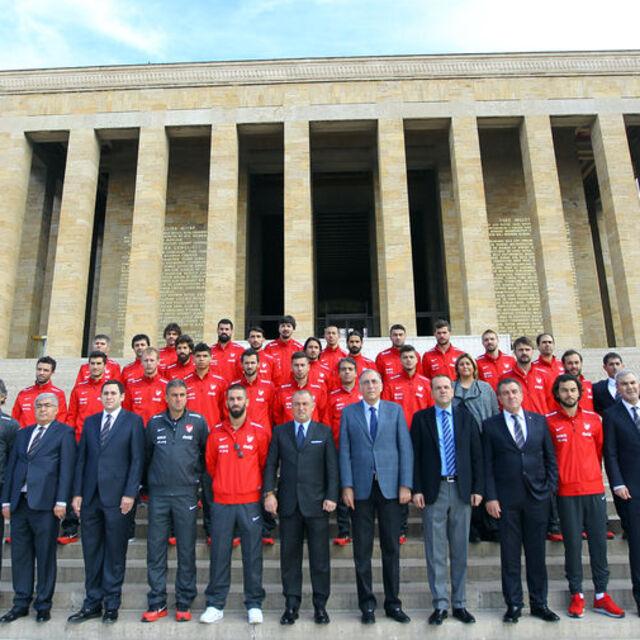 A Milli Futbol Takımı Ata'nın huzurunda - 12 yıl önce
