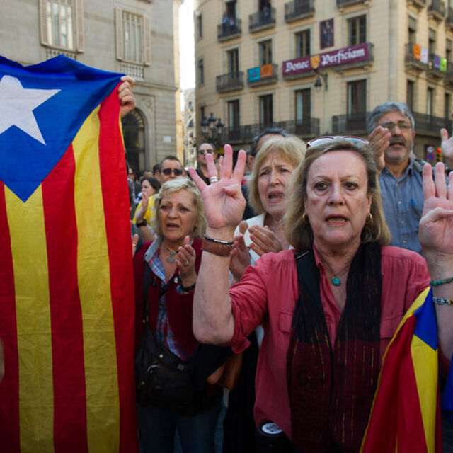 İspanya Katalonya'nın özerkliğini askıya aldı