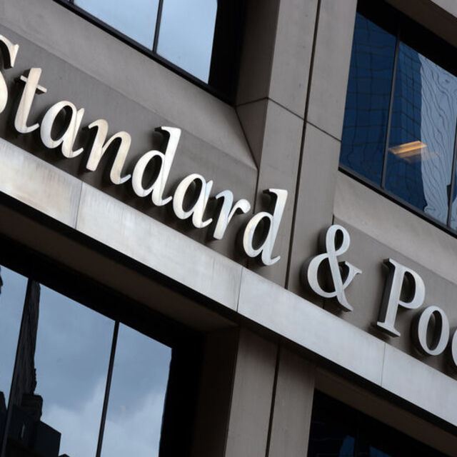 S&P Güney Afrika'nın kredi notunu indirdi
