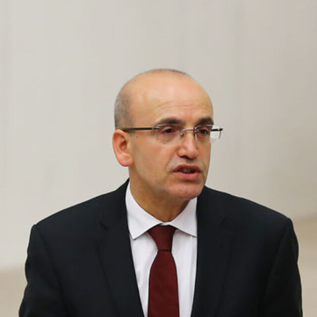 Şimşek: Türkiye'de enflasyon çift hanedeyken faizler yüksek kalır