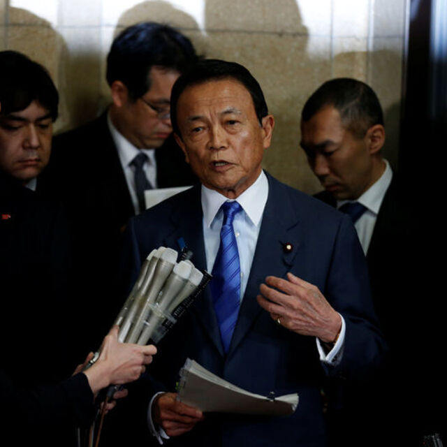 Japonya Maliye Bakanı "arazi satışı skandalı" sonrası istifa etmeyi reddetti