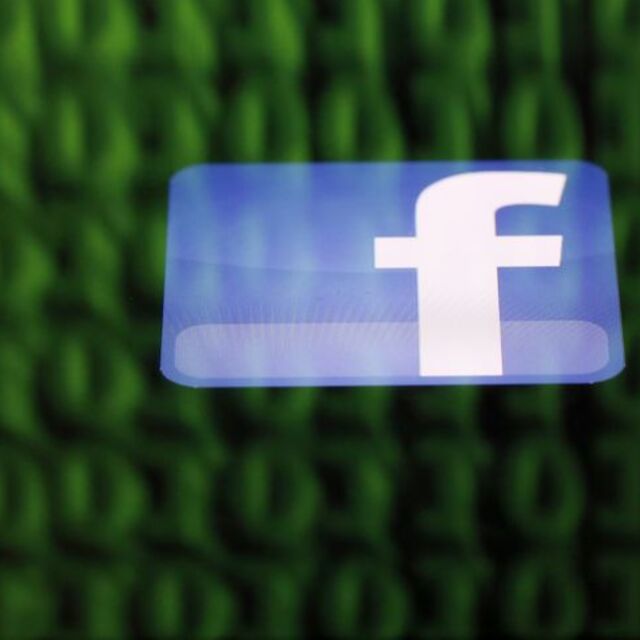 Trump'ın seçim kampanyasını yürüten şirket Facebook'tan veri çalmakla suçlanıyor