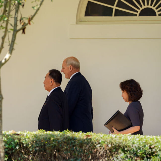 Trump Kuzey Kore elçisiyle görüştü