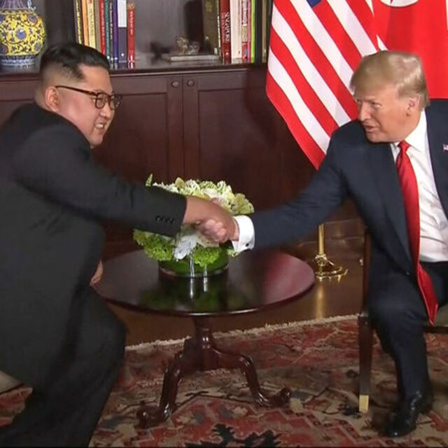 Trump ve Kim tarihi zirvede bir araya geldi