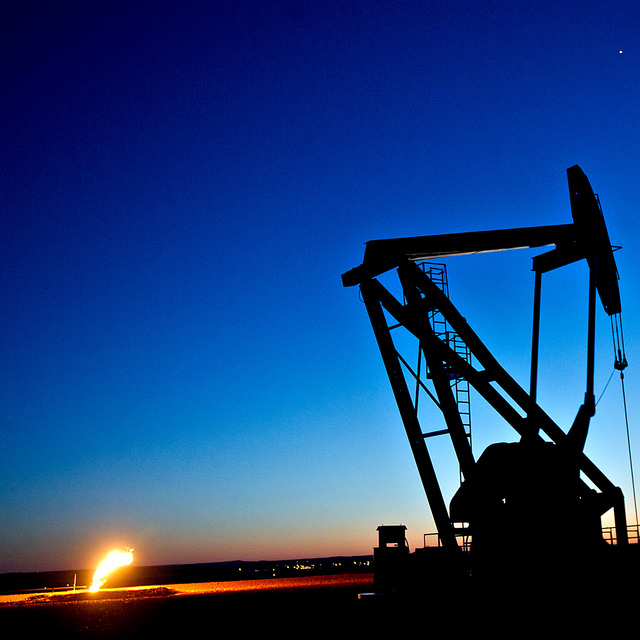 ABD'nin petrol stokları arttı ve üretimi rekor kırdı