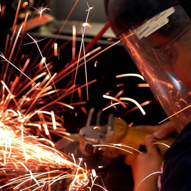 Sanayi üretimi Aralık'ta beklenenden fazla düştü