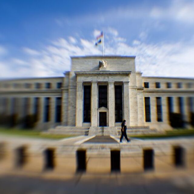 Fed büyüme endişesi ile uzun vadeli faiz görünümünü düşürdü