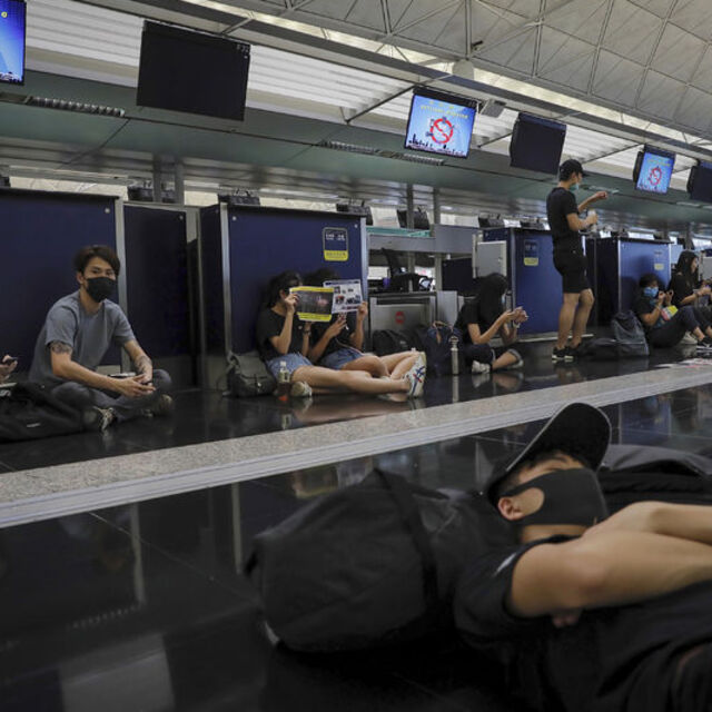 Hong Kong Uluslararası Havalimanı'nda uçuşlar iptal edildi