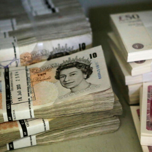 Sterlin dolar karşısında 2 buçuk yılın düşüğüne geriledi