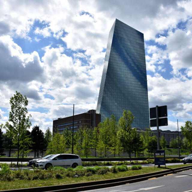 Avrupa Merkez Bankası mevduat faizini düşürdü, varlık alım programı açıkladı