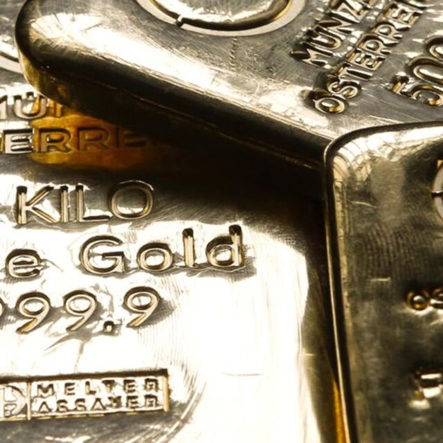 Altın son bir ayın en güçlü düşüşünün ardından sakin seyretti