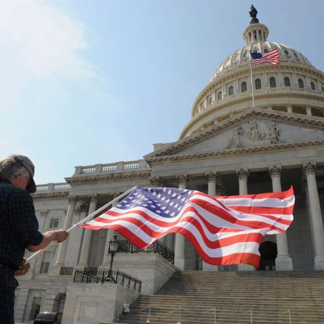 ABD Senatosu 2 trilyon dolarlık "tarihi" teşvik paketini onayladı