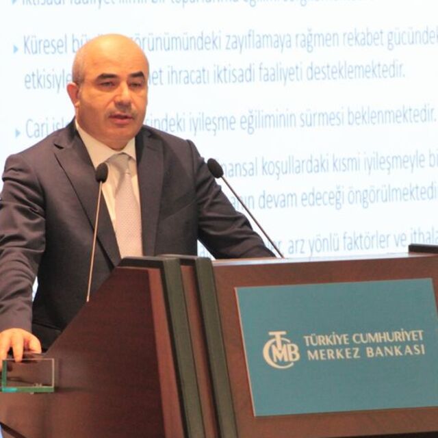 Merkez yıl sonu enflasyon tahminini yüzde 7.4'e düşürdü