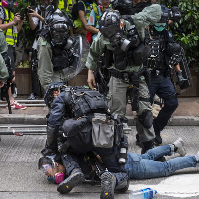 Hong Kong'da Çin'i protesto eden göstericiler ile polis arasında çatışma çıktı