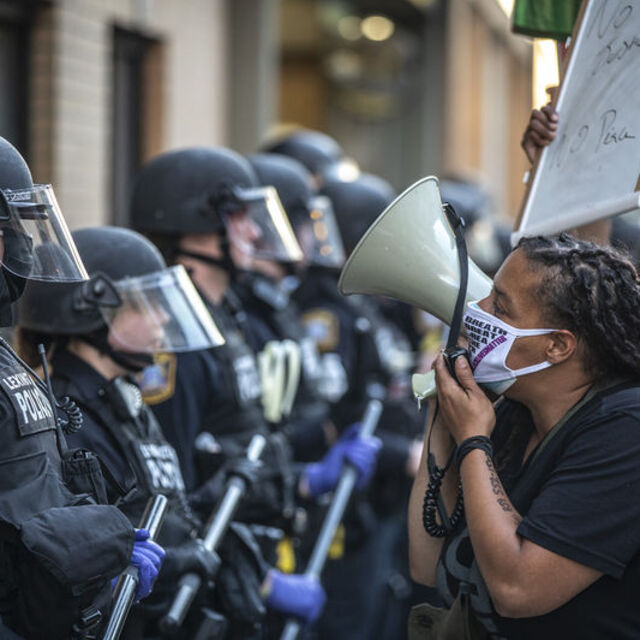 Trump şiddet olaylarına müdahale için ağır silahlı askerleri görevlendirdi