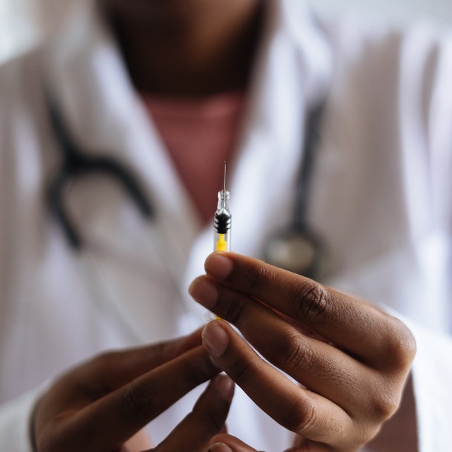 AstraZeneca'nın aşı testleri bir deneğin rahatsızlanması üzerine durduruldu