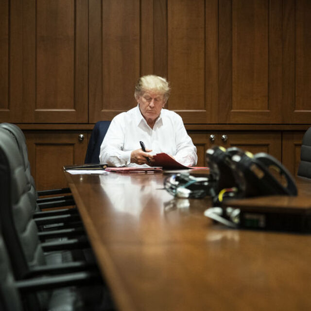 Trump'ın doktorları Başkan'ın pazartesi taburcu olabileceğini söyledi