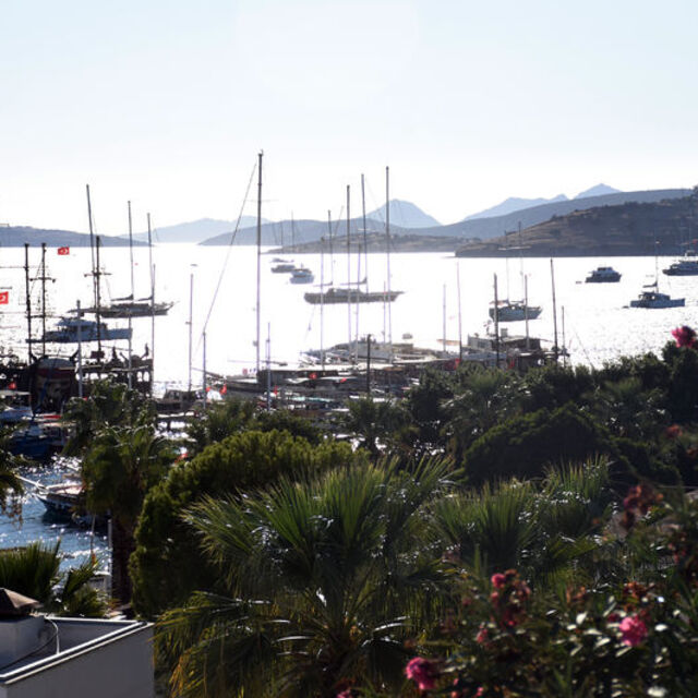 Turist sayısı sert düştü, getirdiği gelir 73 dolar arttı