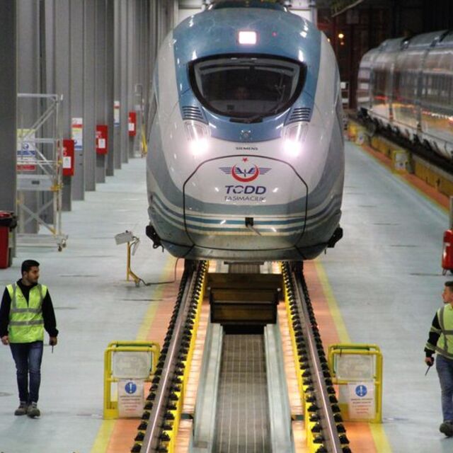 Kamu işletmelerinin faaliyet zararı azaldı