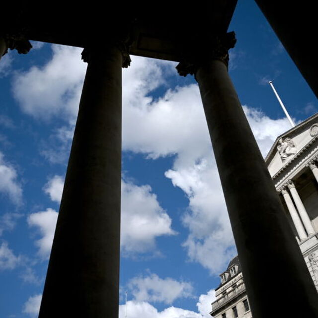 İngiltere Merkez Bankası varlık alım hedefini artırdı