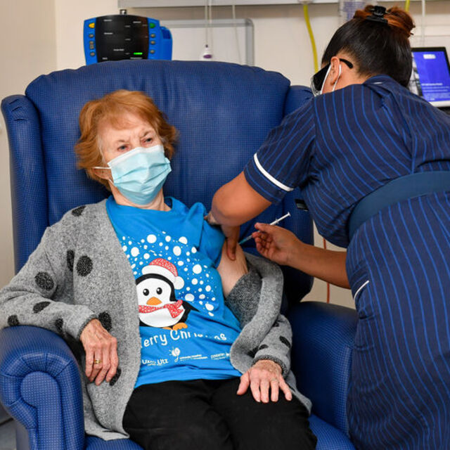 İngiltere'de koronavirüs aşılanmasına başlandı