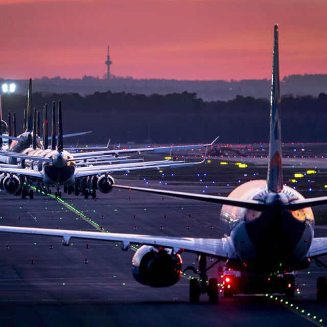Avrupa İngiltere'ye uçuşları teker teker yasaklıyor