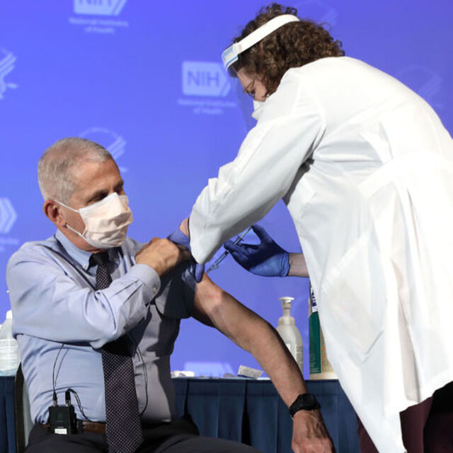 ABD Sağlık Bakanı ve Dr. Fauci canlı yayında Moderna'nın Kovid-19 aşısını yaptırdı