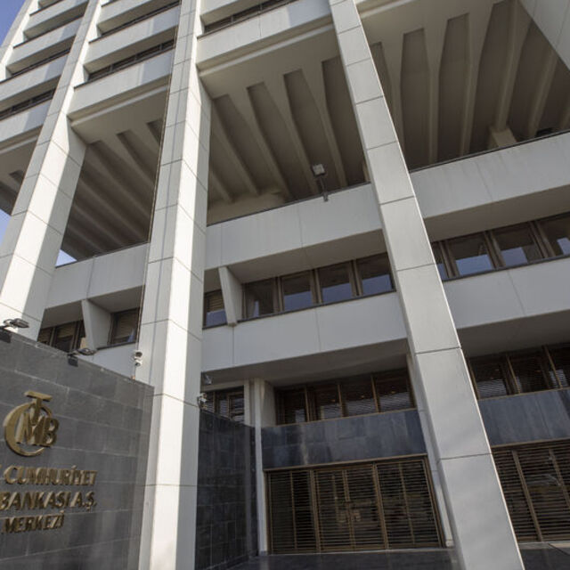 Faizi sabit tutan TCMB'den 'uzun müddet sıkı duruş' sözü