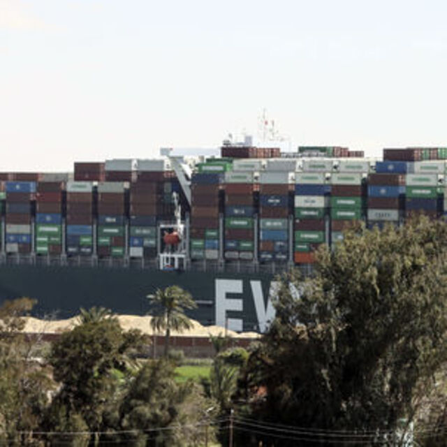 Süveyş Kanalı'nda sıkışan dev gemi kıyıdan kurtarıldı