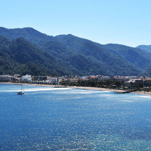 "Aşı olan İngilizlere daha az tatil kısıtlaması olacak"