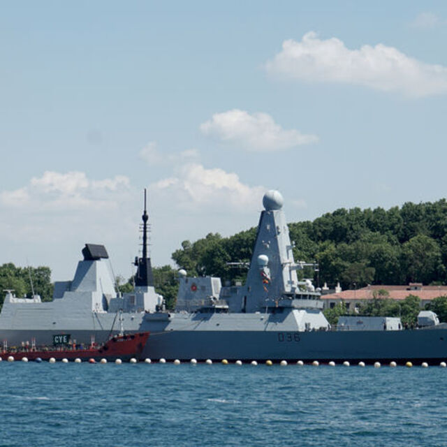 Rus uçağından Karadeniz'de İngiliz savaş gemisine uyarı ateşi